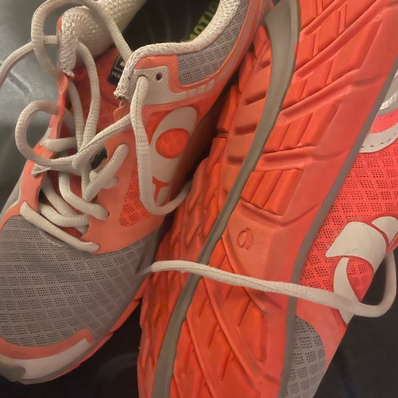 Women’s 6.5 LIKE NEW IQ Pearl Izumi running shoes - Picture 4 of 8